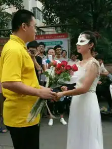 湖南某大学女老师穿婚纱向学生求婚当众激吻