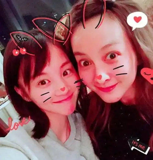 吴昕去机场,和活动上形象不同,戴着眼镜,看来眼睛还没好时候