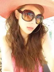 汪嵩女友曾美娟泳装出游