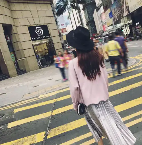 古力娜扎身穿秋冬套装,现身发布会,真是衣品一直在线的小仙女