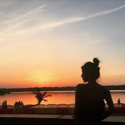 头像女落日晚风心暖