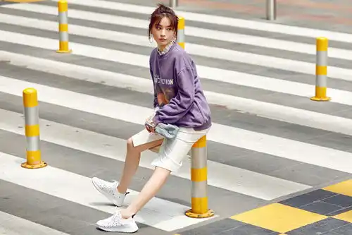 初秋想要穿出少女感,光会装嫩可不行,卫衣裙子清爽干净又时髦