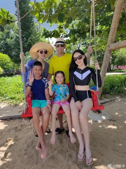 赵文卓带全家海边度假15岁女儿白嫩长腿抢镜