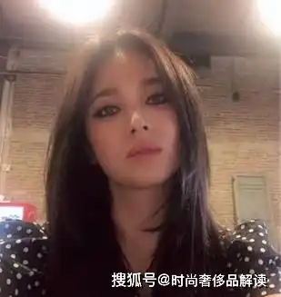 38岁宋慧乔长发好妩媚穿碎花裙清新俏皮,化烟熏妆秒变霸道总裁