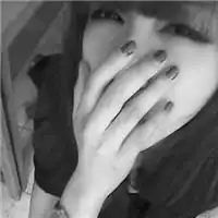 黑白女生qq头像我强忍欢笑