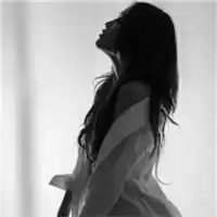女人伤感黑白背影头像美