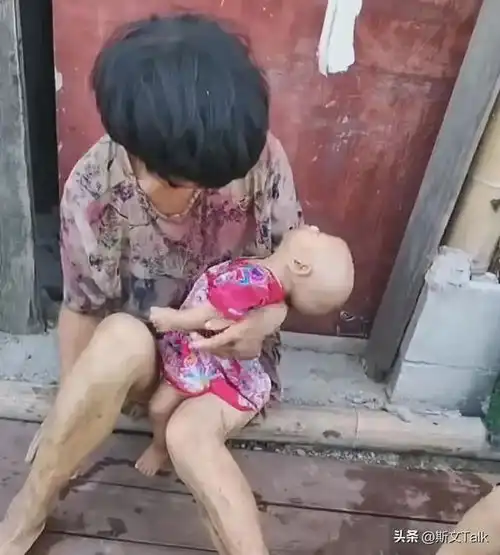 心痛8岁小女孩带6个月宝宝流浪饿了喝白糖水,评论区炸锅