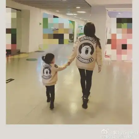 李小璐晒与甜馨工作照馨爷淡定从容