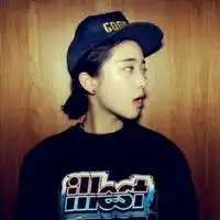 qq头像女生短发带帽是谁