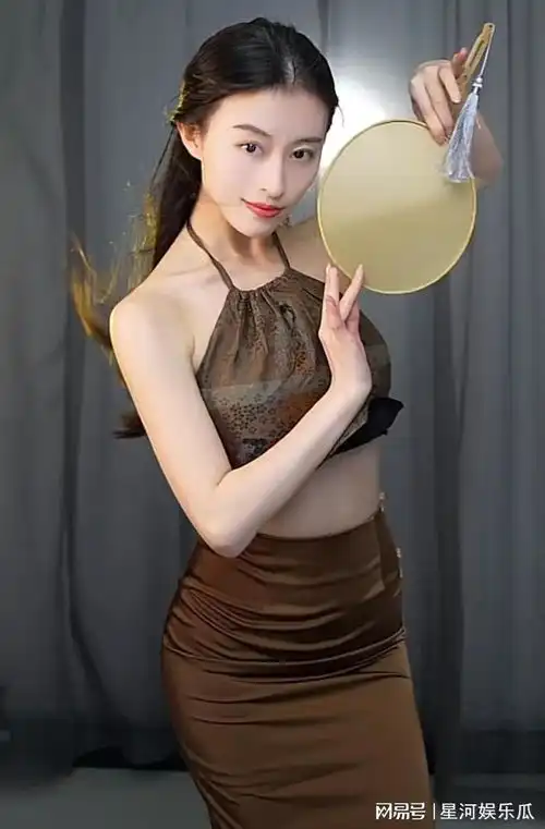 00后美女网红与80后姑姑合体跳舞,网友傻傻分不清姐妹花哦买噶