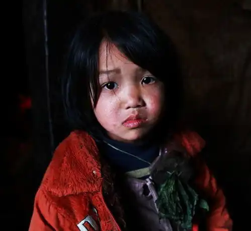 老汉路边捡兔唇女孩,进城打工供她上学,20年后女子开豪车回来