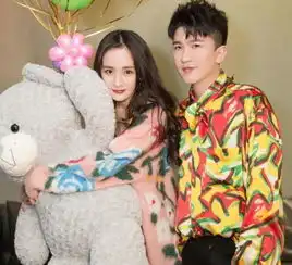 杨幂身穿粉色印花外套,打扮靓丽参加闺蜜生日,网友唐嫣算啥
