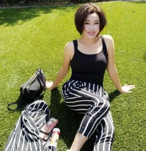 刘晓庆近照显年轻,71岁的她,身材丰满如17岁,再嫁豪门很幸福