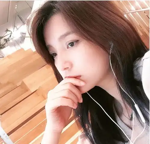 美女主持除了腿长一无是处胡言乱语瞎主持,手腕都紧张到爆红
