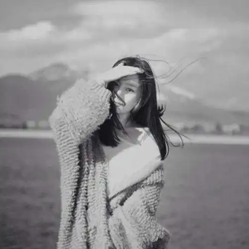 黑白色头像女生背影郑宝