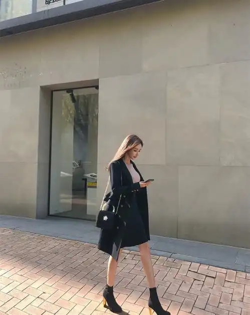 美女珠珠幻彩粉黑混搭俏皮针织及膝裙
