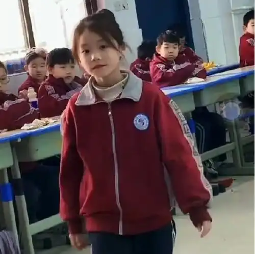 高颜值小学女生走红,校服也难掩其光芒,网友前途不可限量