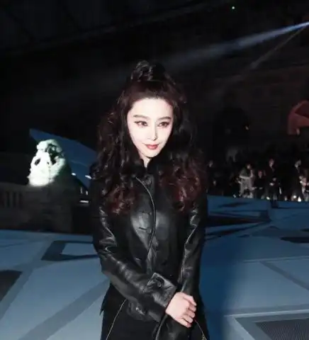 玩黑女生头像摩登
