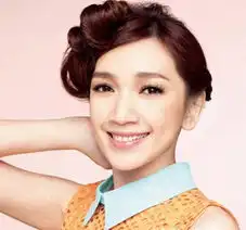 斜分刘海长发盘发技巧