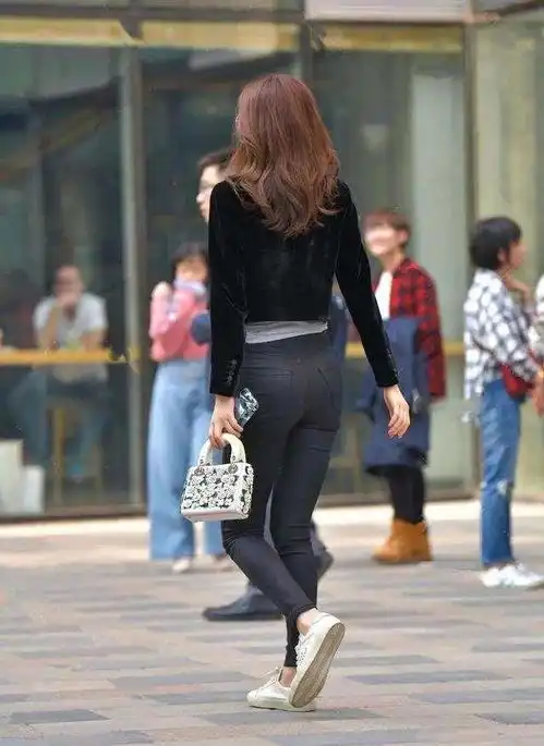 打底裤可多种时髦风格轻松切换,风格干净时尚,秒变妙龄少女