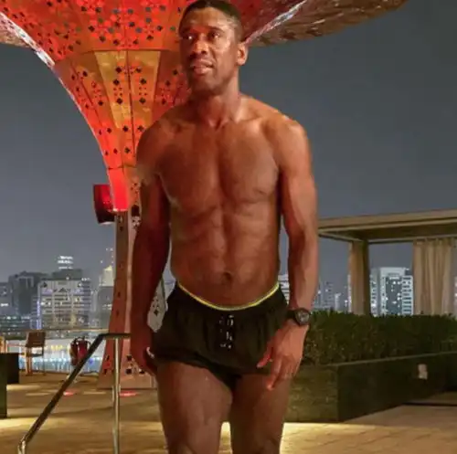 45岁欧冠传奇秀6块腹肌,身形似雕塑新欢白富美,如同少女