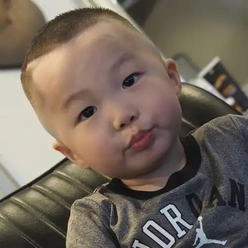小男孩发型别乱选,剪这5种就对了,帅气有型很时尚