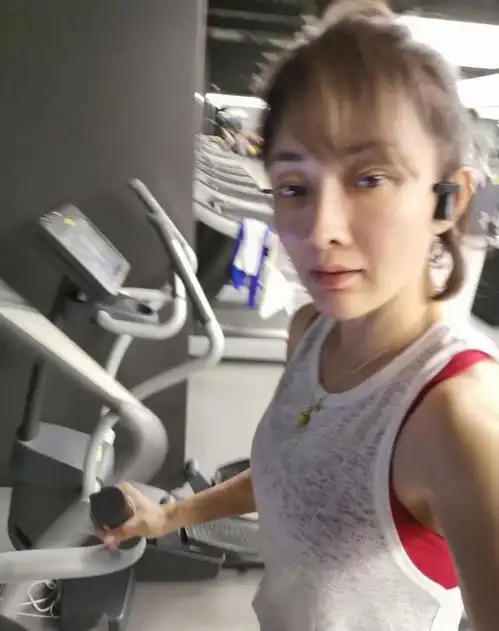 44岁牛莉沉迷健身瘦到脱相,还撞脸了蒋勤勤