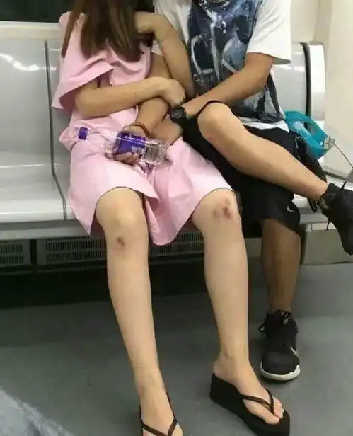 大哥,你把大嫂伤成这样也就算了,在公交车上还这样,太过分了搜狐搞笑搜狐网