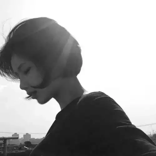 头像吧女头黑白两张
