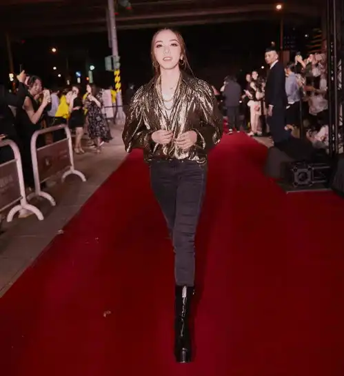 白色衣服头像女生唯美皮