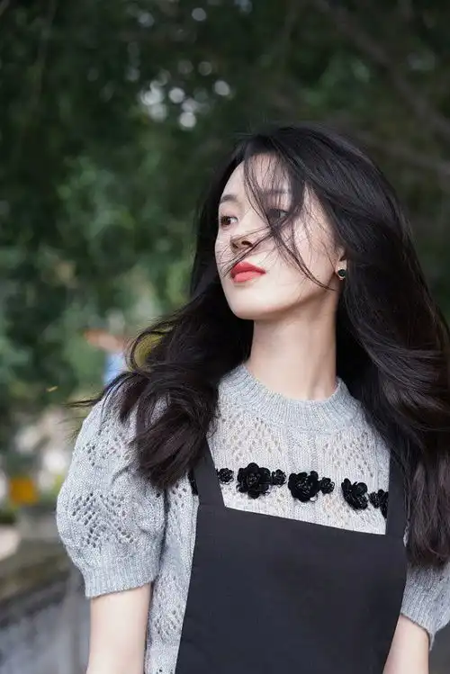 趁着年轻,清纯感穿搭盛宴满足你的少女心,陈瑶的穿搭很典范