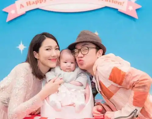 王祖蓝1岁女儿暴风式长大,眼睛像妈鼻子像爸,却美成现实版洋娃娃