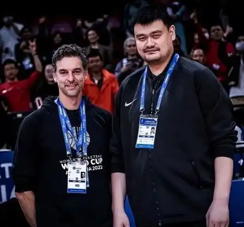 姚明一家3口近况41岁叶莉依旧风韵十足,12岁女儿身高1.8米