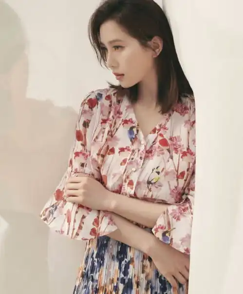 刘诗诗当妈后越发成熟,穿碎花裙丝毫不显俗气,温婉知性韵味足