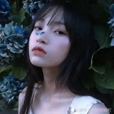 网易云热评那天看见同桌的嘴唇很干,脑子一抽就亲了上去,我