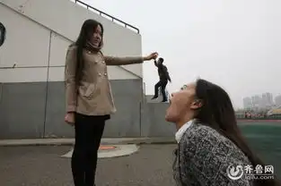 烟大学子创意借位照片女朋友揣兜里高清图