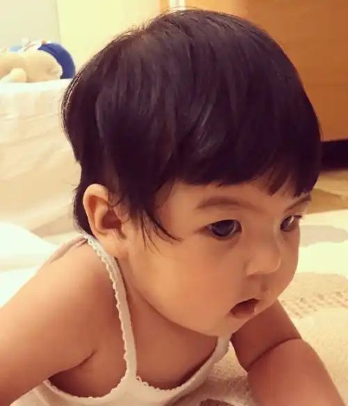 贾静雯3岁女儿整容式长大,眼睛像妈脸型像爸,却美成现实版洋娃娃