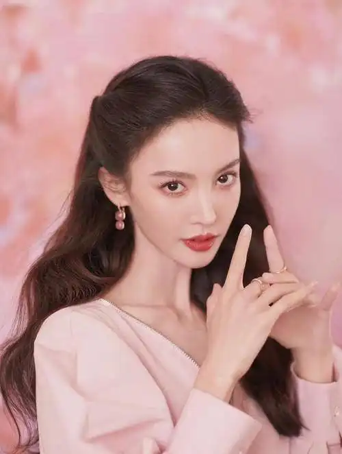 别样的粉嫩金晨,笑容甜美,呈现出不甜腻春日装