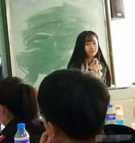 最萌美女数学老师走红,长相如18岁少女,网友我要补课