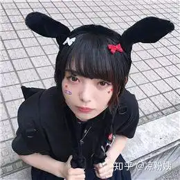 有没有类似这种的脸上带花的女生头像