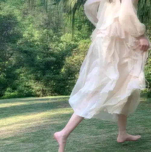 超神仙女生头像公主才不会在意别人的眼光她只会在意自己的裙子有没有脏