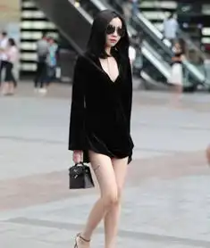 街拍小姐姐一身装扮,显得有种很神秘的感觉,十分的漂亮