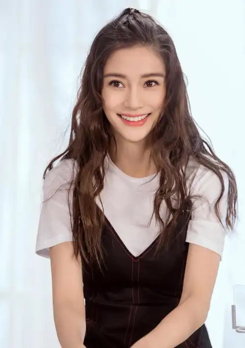 杨颖或许现在该明白了,自己的一切不复存在了,再也没人照顾她了