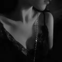 丧到极致的头像女带血不