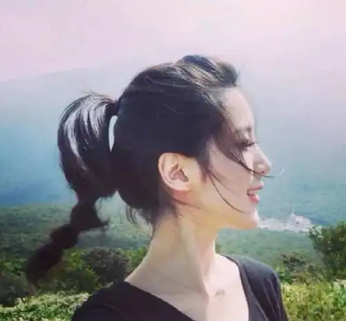 我是女生,爱漂亮的女生学学人家怎么扎头发
