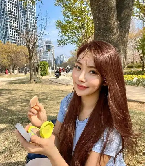 普拉提美女化身清洁工敢和大象去合影