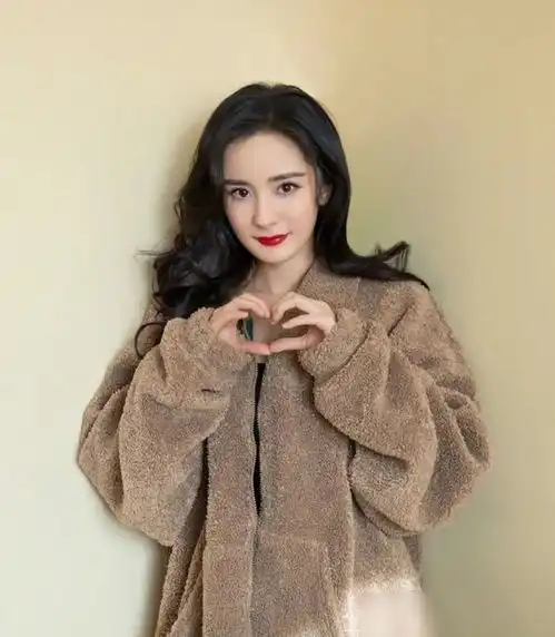 杨幂漫画腰翻车是必然,你在营造少女感时,赵丽颖已在健身房撸铁