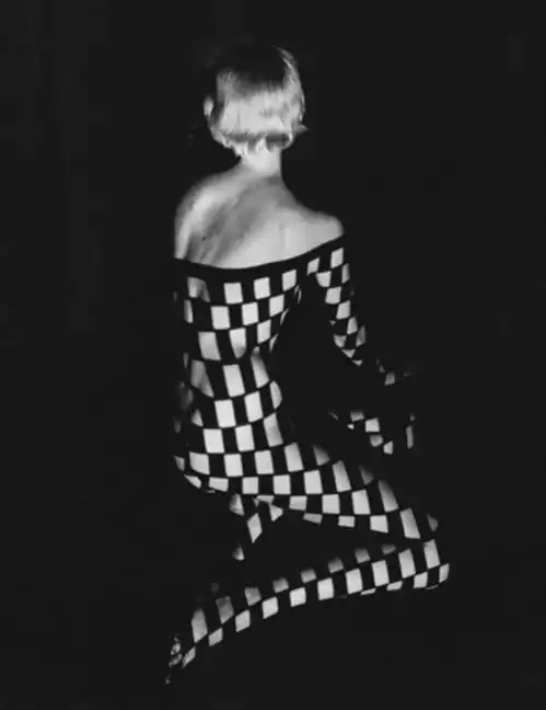 他用女人身体创作光影之间的至美人体