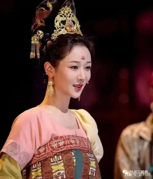 郭晶晶穿汉服出席活动,头一次见她古装扮相,头上戴的配饰好可爱