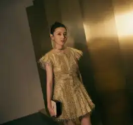 宋祖儿身穿v领连衣裙,元气少女变气质女神